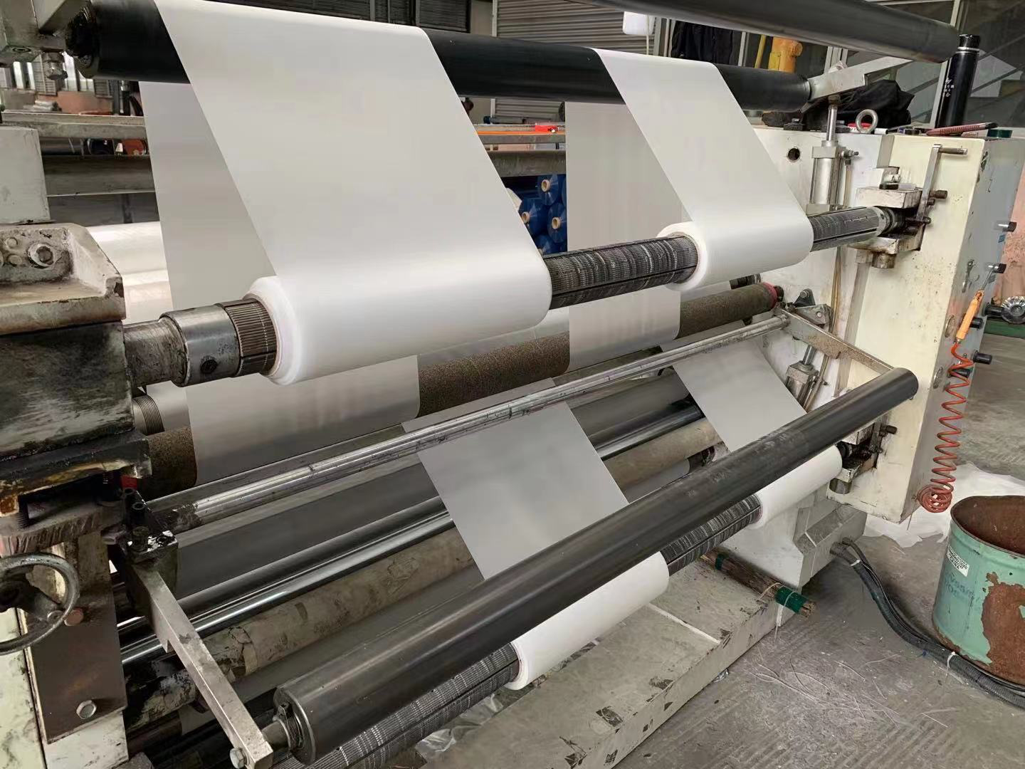 أداء فيلم بولي إيثر تي بي يو